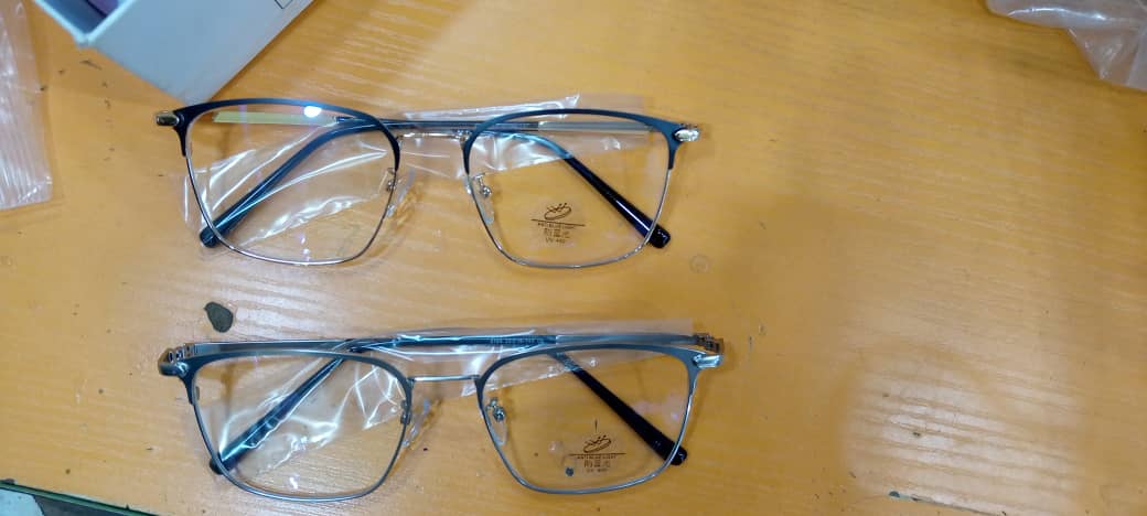 Eyewear Dark Frame, Transparent Lens